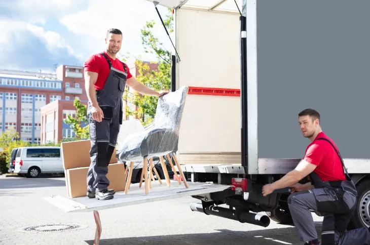 Unser LKW mit Ladebordwand